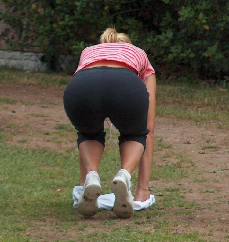 Женщина на грядке наклонилась