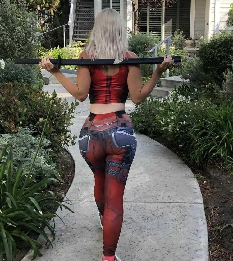 Косплей с большими ягодицами