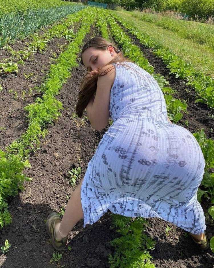 Женщина на грядке