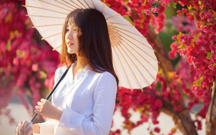 Девушка с японским зонтиком