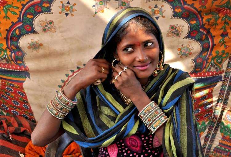 Светловолосая девушка в индийском Сари