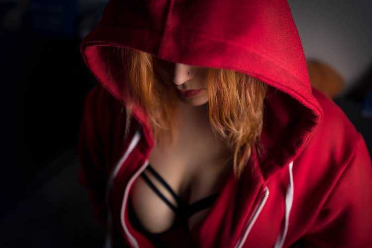 Девушка в капюшоне