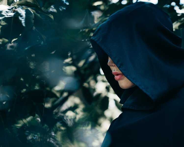 Девушка в капюшоне