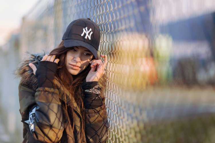 Девушка в черной кепке