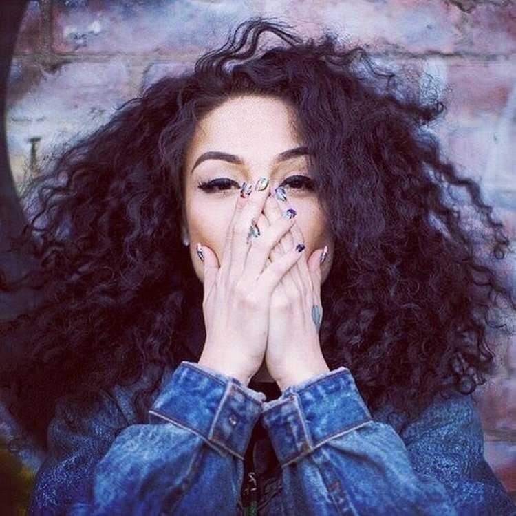 Длинные черные кудрявые волосы