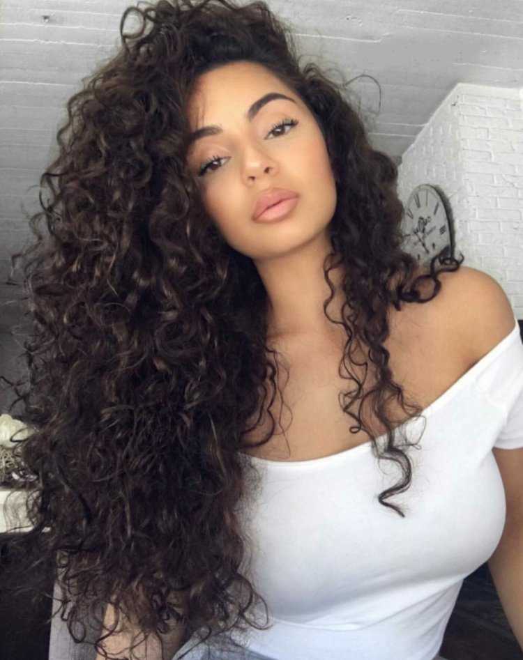 Армянка с кудрявыми волосами