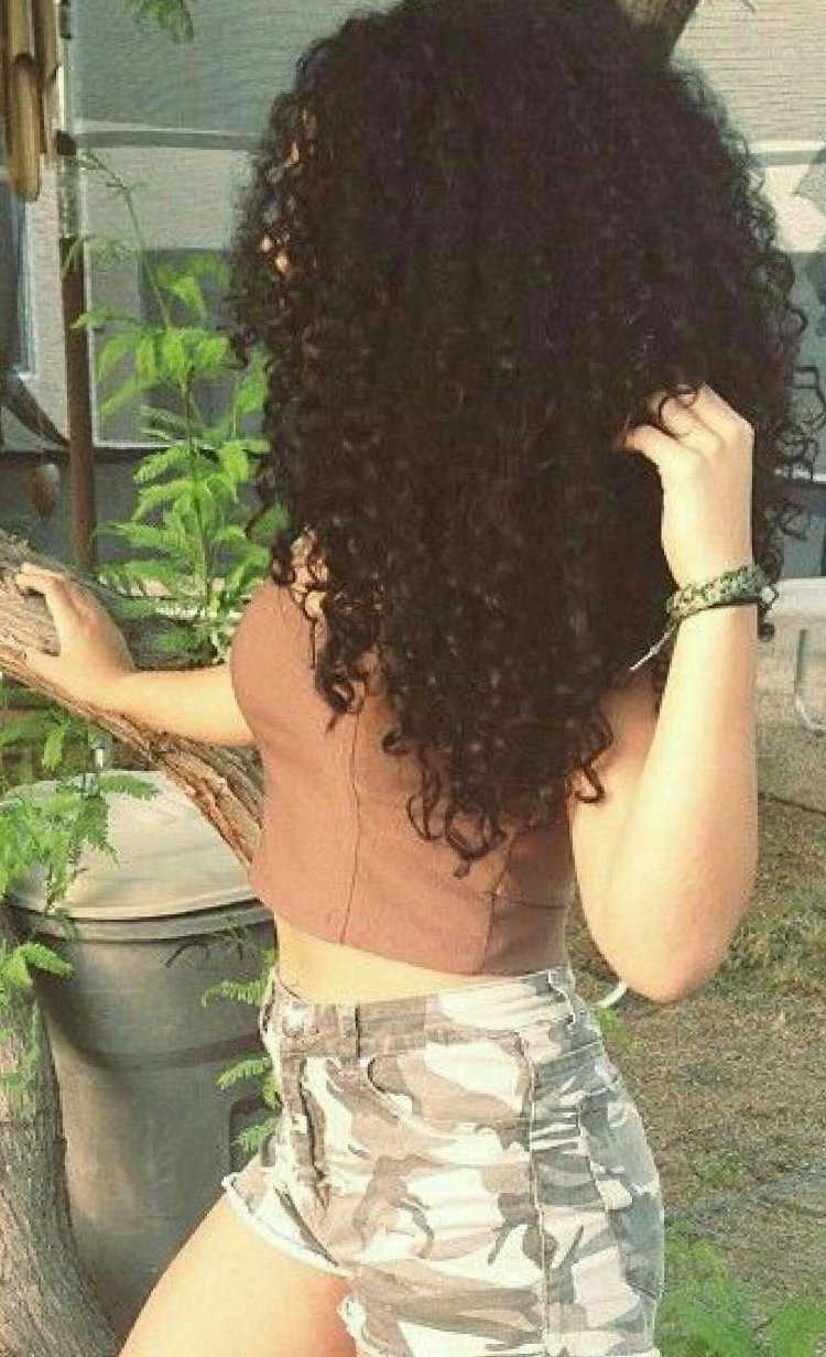 Кудрявая армянка с грудью