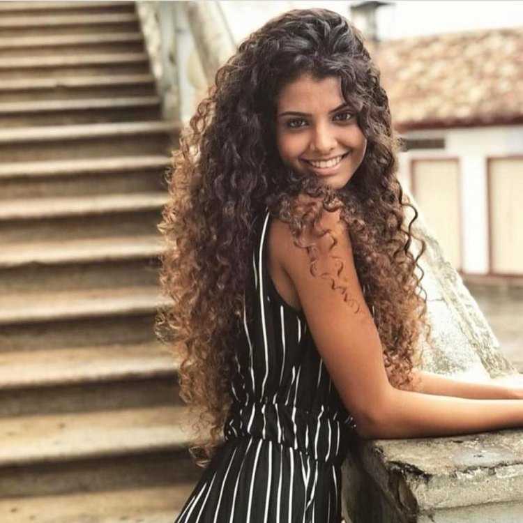 Девушка с черными кудрявыми волосами