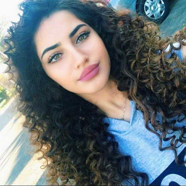 Армянка с волнистыми волосами