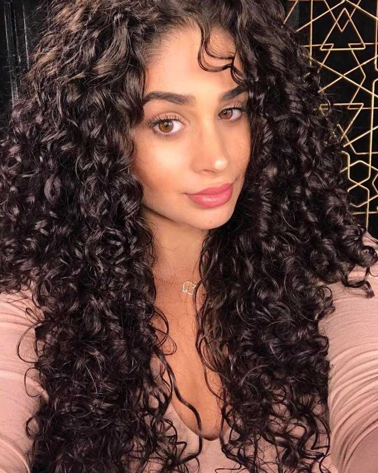 Девушка с кудряшками