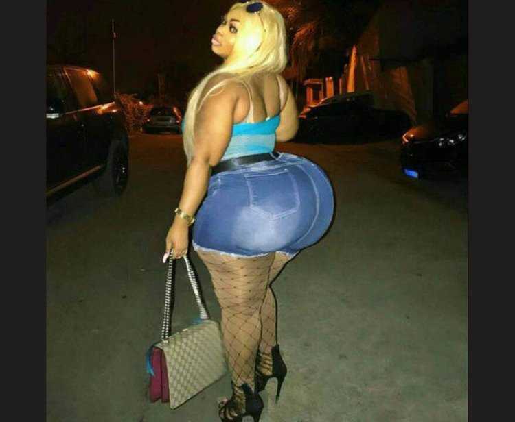 Красивая попка в облегающем платье