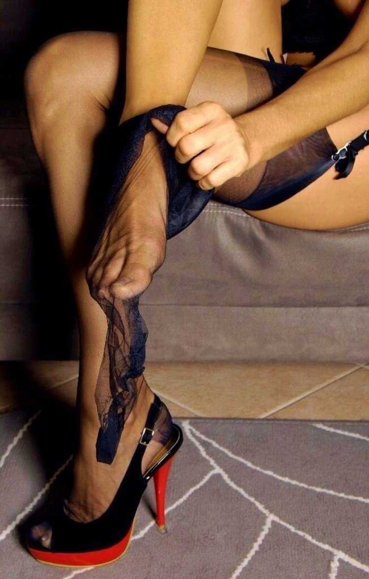 Стопы в чулках