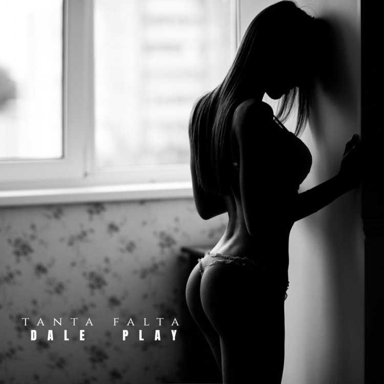 Брюнетка в Красном белье со спины