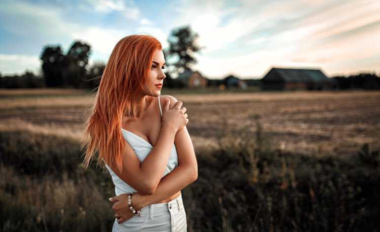 Рыжая девушка в поле