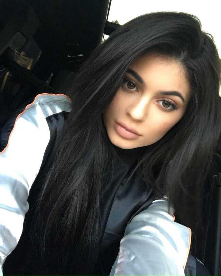 Кайли Дженнер селфи