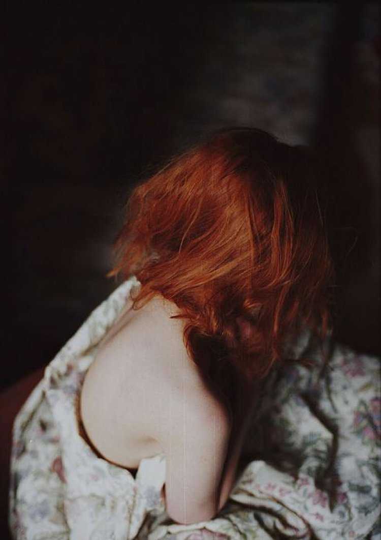 Рыжеволосая женщина со спины