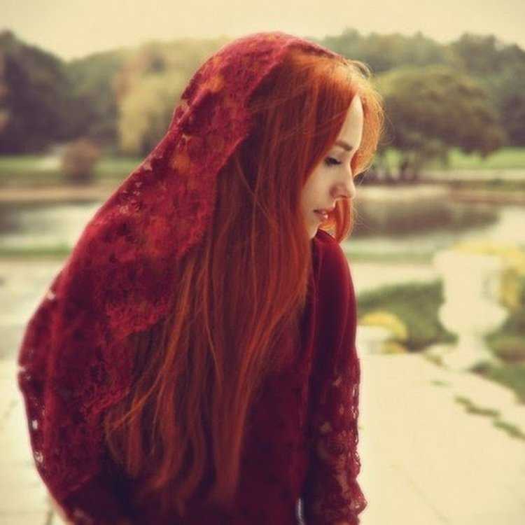 Девушка с рыжими волосами без лица