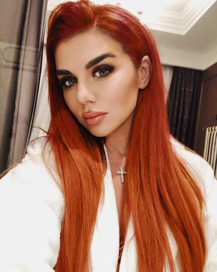 Анна Седокова с рыжими волосами