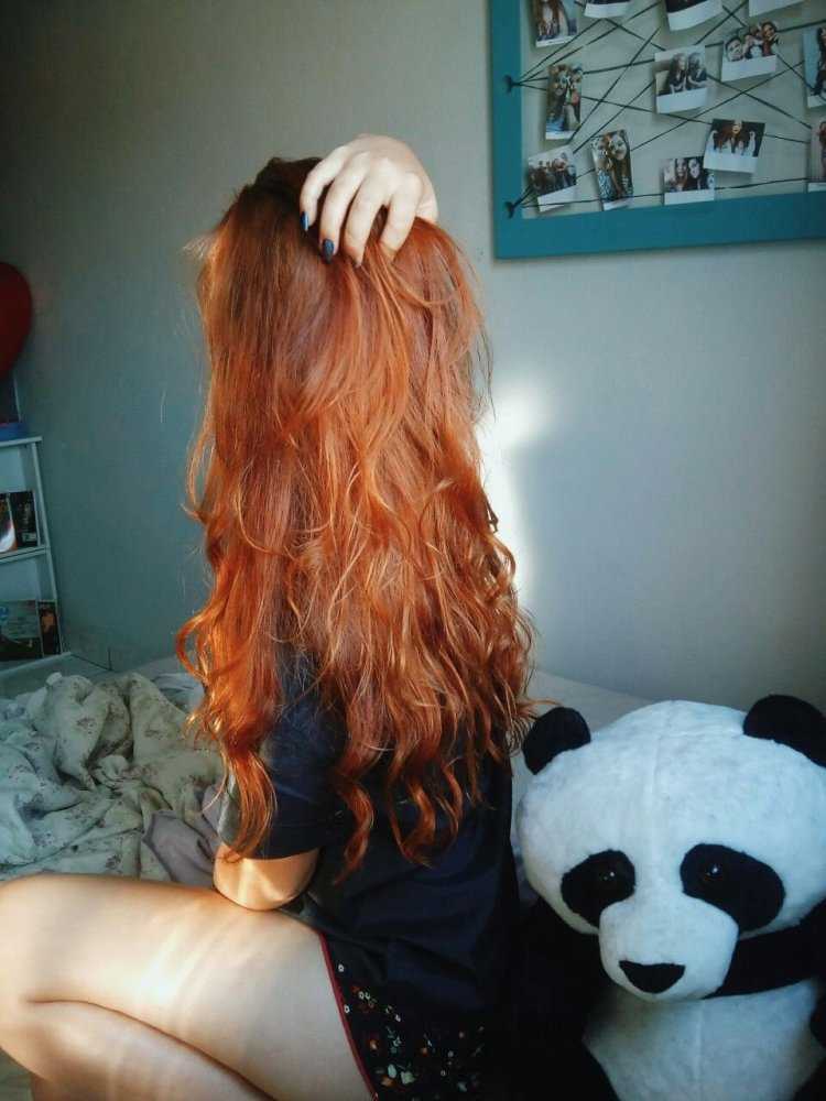 Рыжие волосы со спины