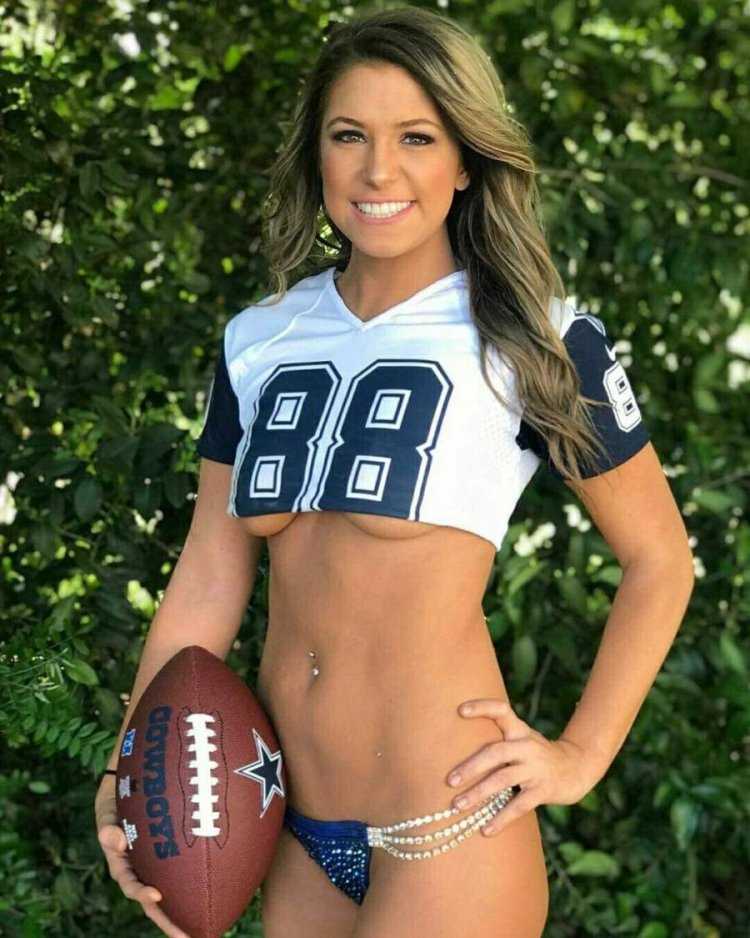 Две девушки в купальниках