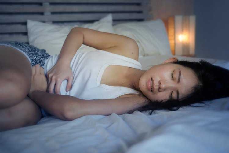 Китайские девушки лежа на животе