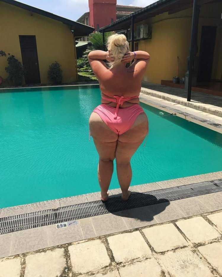 Огромные толстые бедра