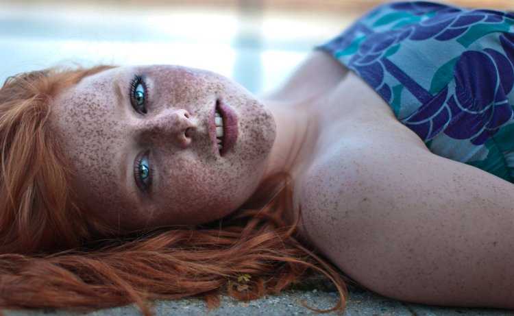 Рыжие женщины с веснушками