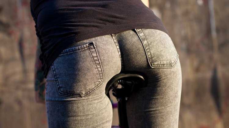 Женские попы в джинсах