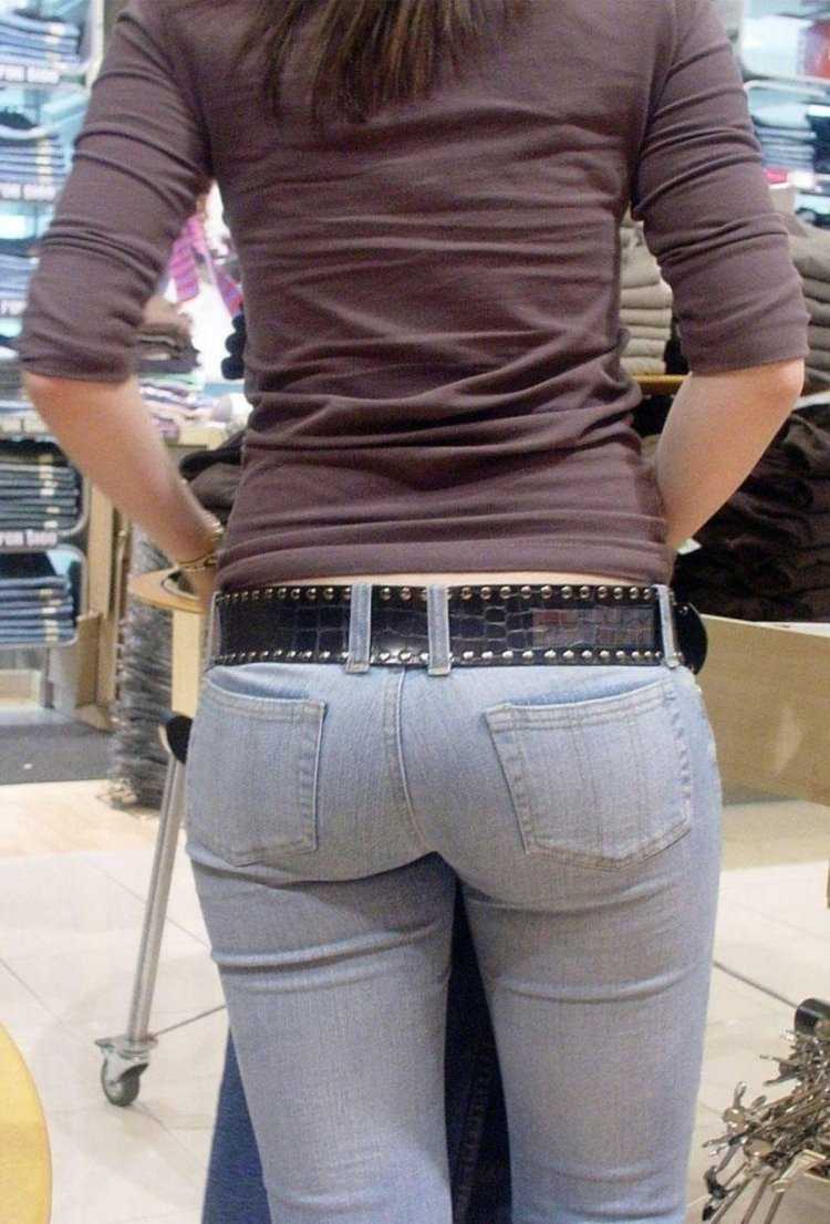 Женские попы в джинсах