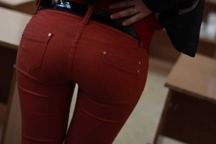 Попа в брюках