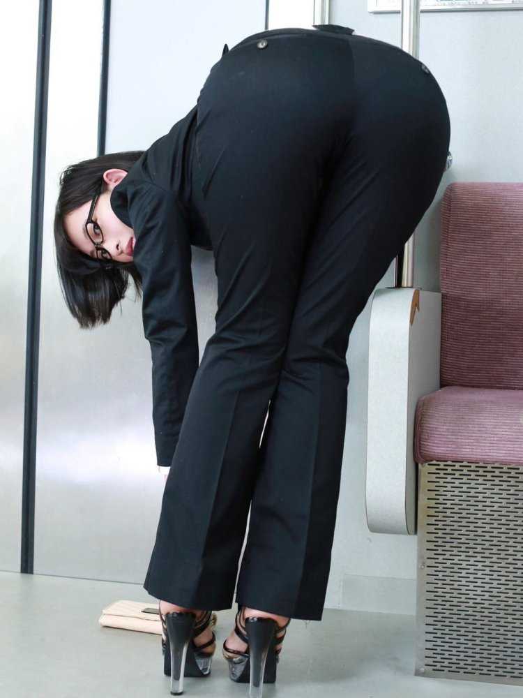 Женские попки в офисных брюках