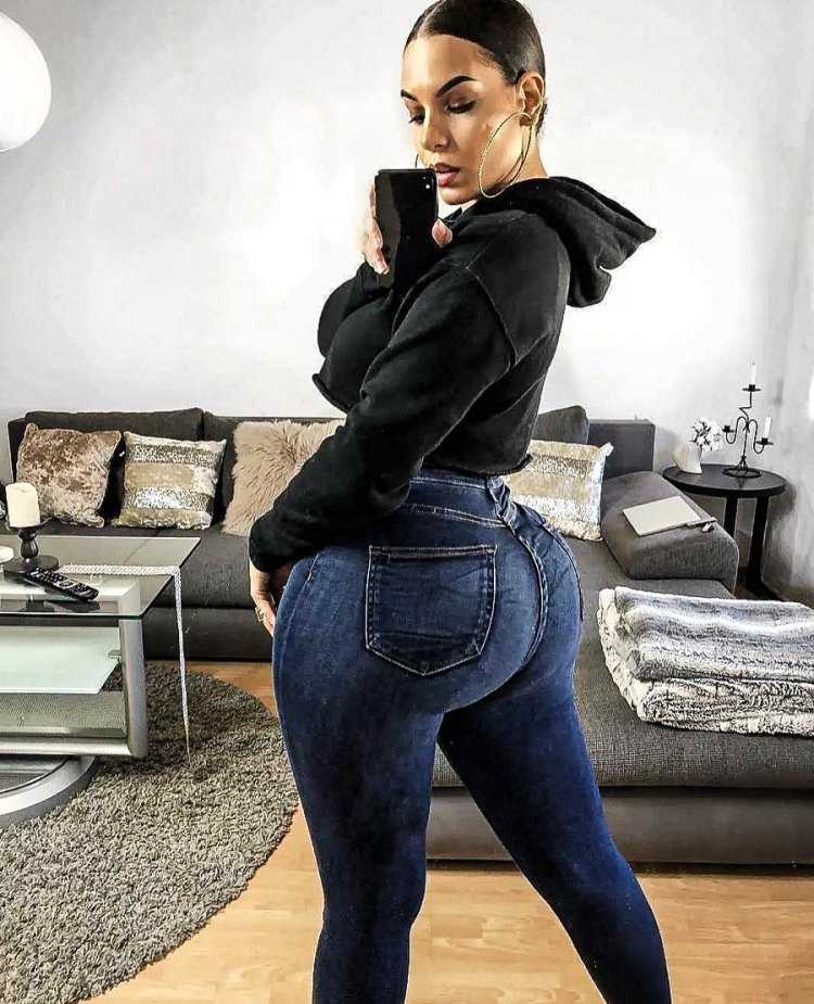 Jada Stevens в платье