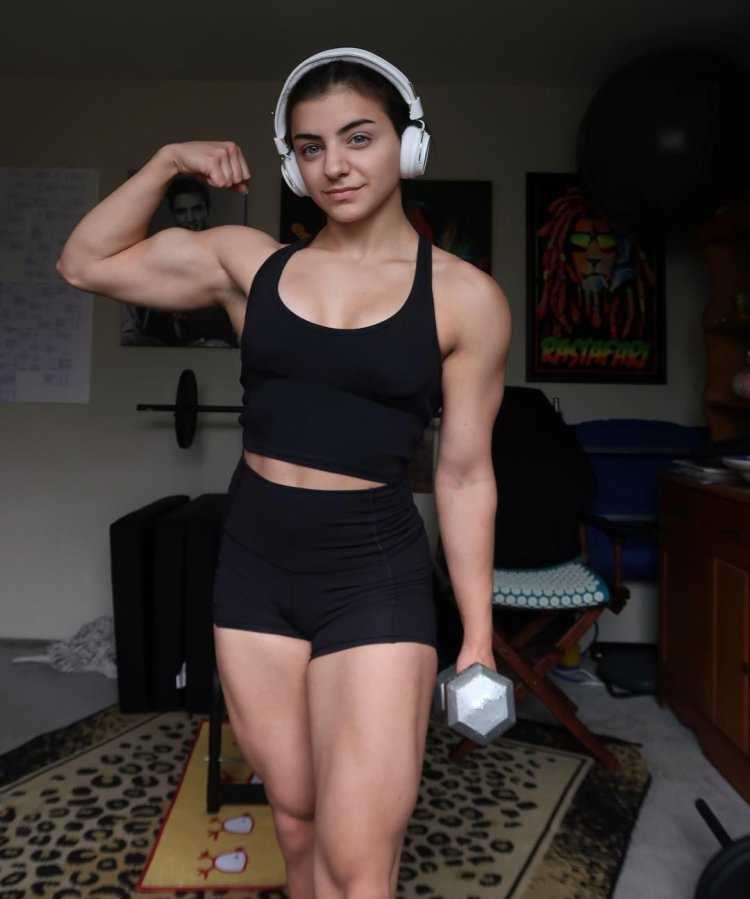 Tessa Barresi бицепс