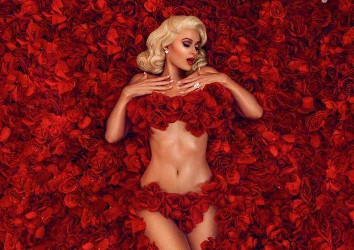 Девушки с розами на фото