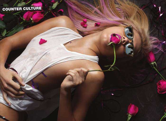 Девушки с розами на фото