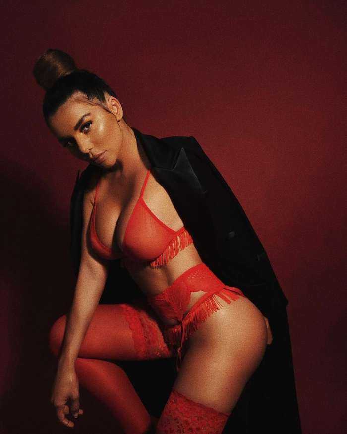 Леди в красном на фото