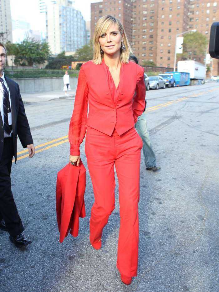 Леди в красном на фото