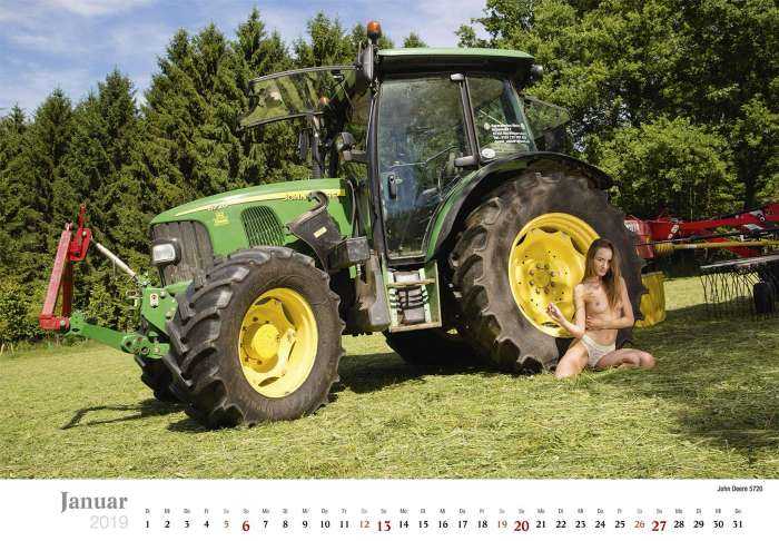 Девушки на тракторе на фото