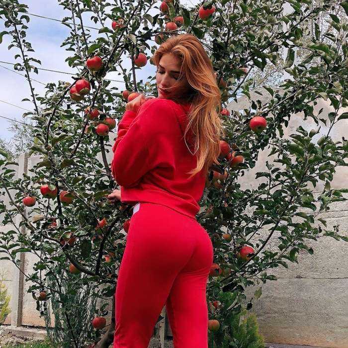 Леди в красном на фото