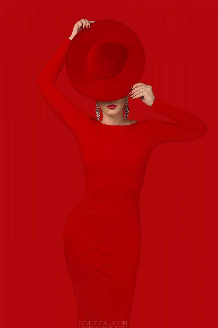 Леди в красном на фото