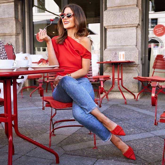 Леди в красном на фото