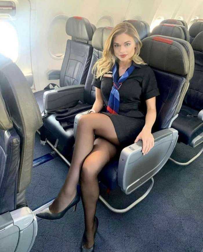 Молодые и красивые стюардессы в форме и без нее