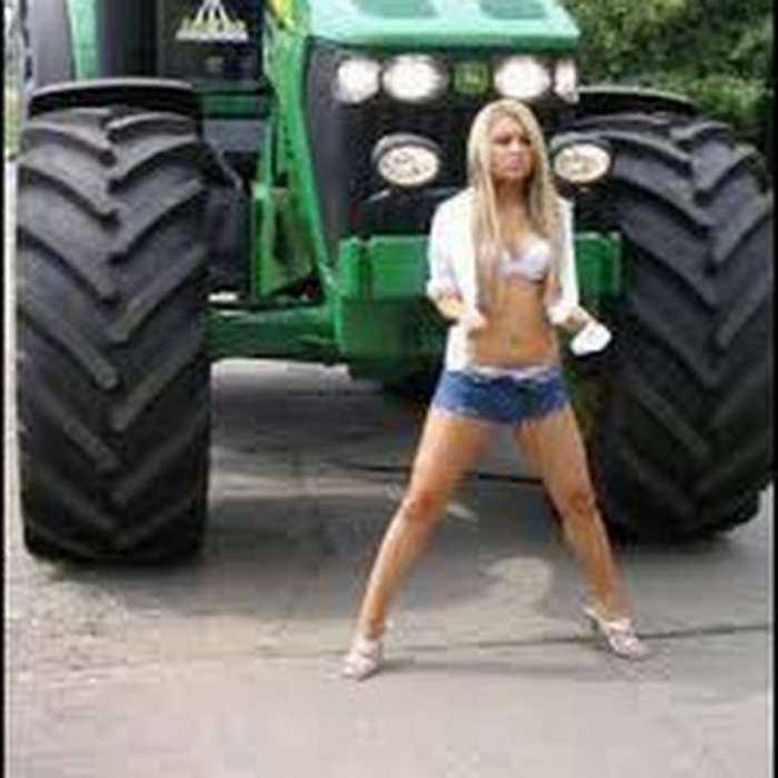 Девушки на тракторе на фото