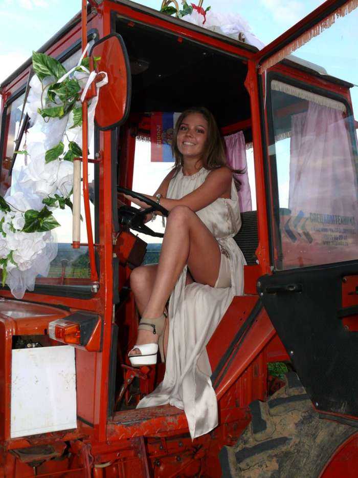 Девушки на тракторе на фото