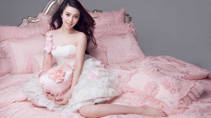 Китайские девушки в постели на фото