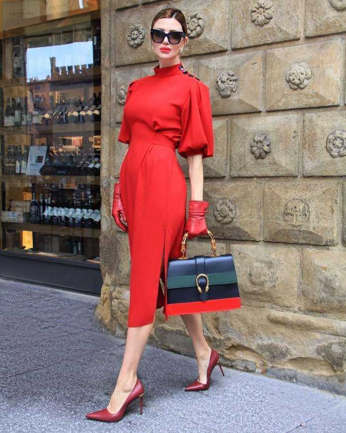 Леди в красном на фото