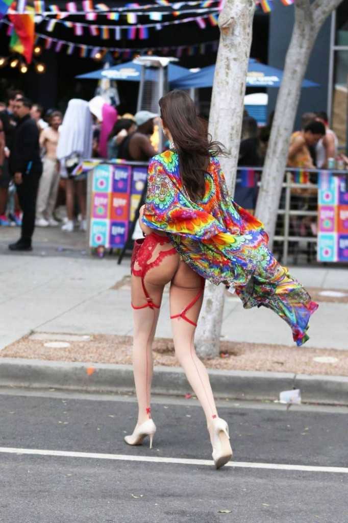 Красотка Зита Вашш в сексуальном наряде гуляет по городу