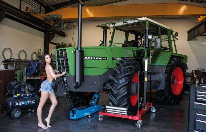 Девушки на тракторе на фото