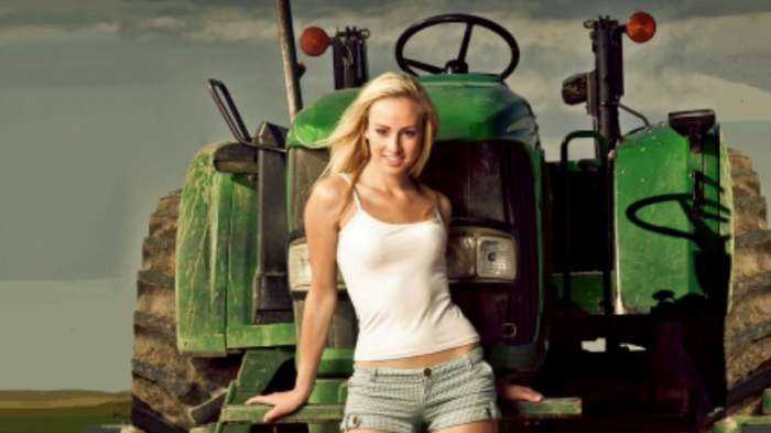 Девушки на тракторе на фото
