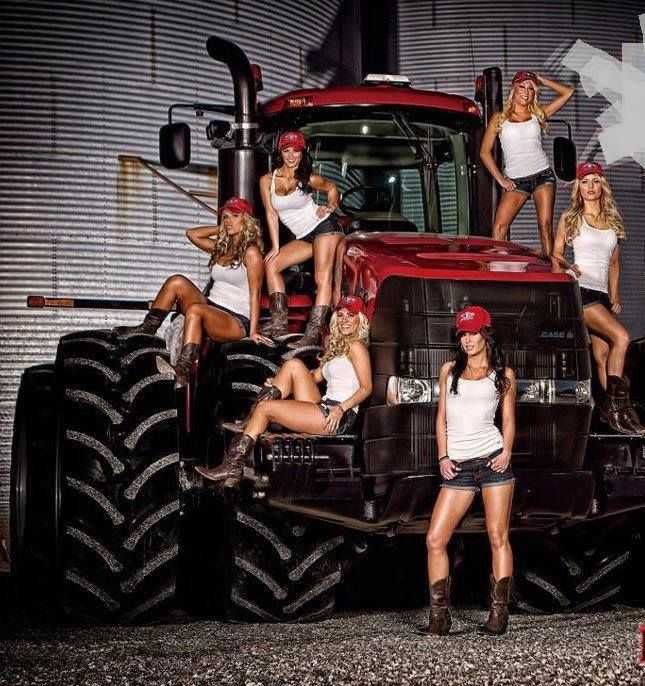 Девушки на тракторе на фото